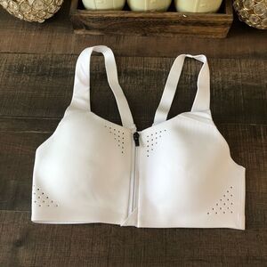 Victoria’s Secret Feather Weight Max Front Sports Bra 32B
